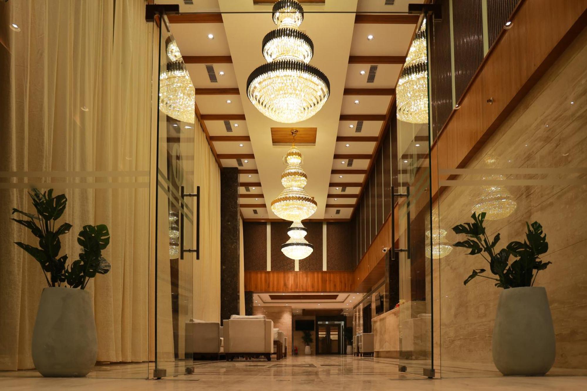 Icon Grand Hotel By Bhagini バンガロール エクステリア 写真